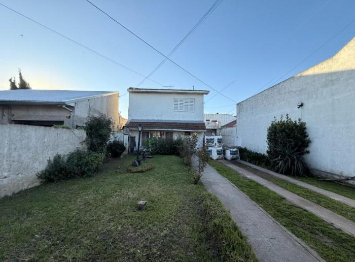 Casa · 100m² · 4 Ambientes · 2 Cocheras