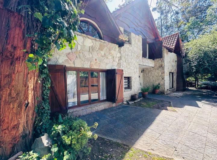 Casa · 225m² · 4 Ambientes · 3 Cocheras