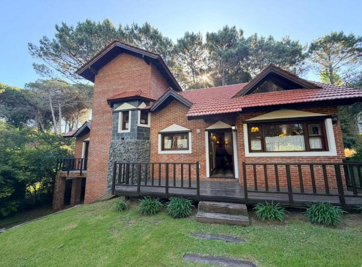 Casa · 300m² · 5 Ambientes · 1 Cochera