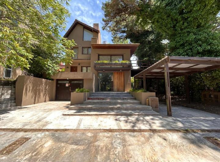 Casa · 270m² · 6 Ambientes · 1 Cochera