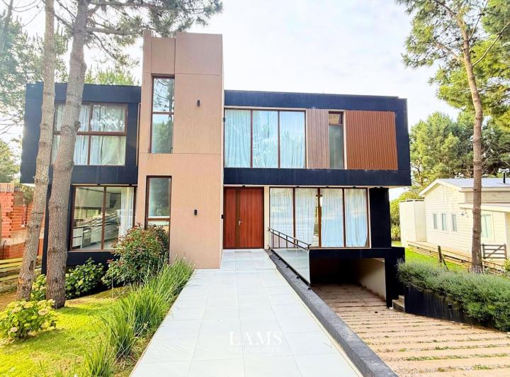 Casa · 404m² · 7 Ambientes