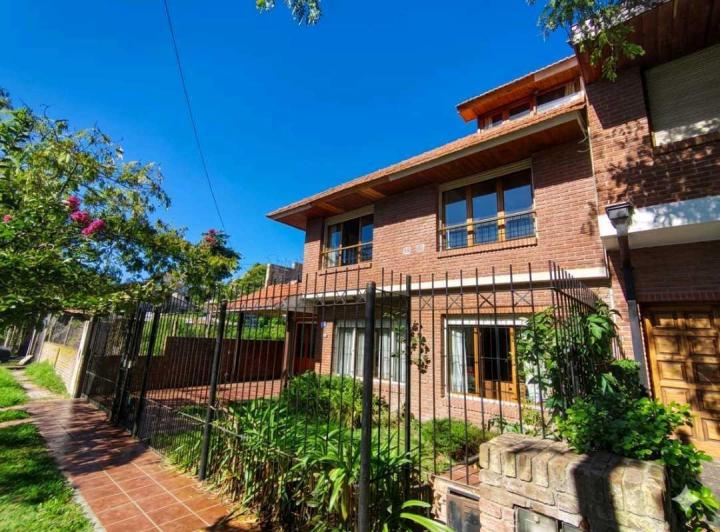 Casa · 210m² · 4 Dormitorios · 2 Cocheras