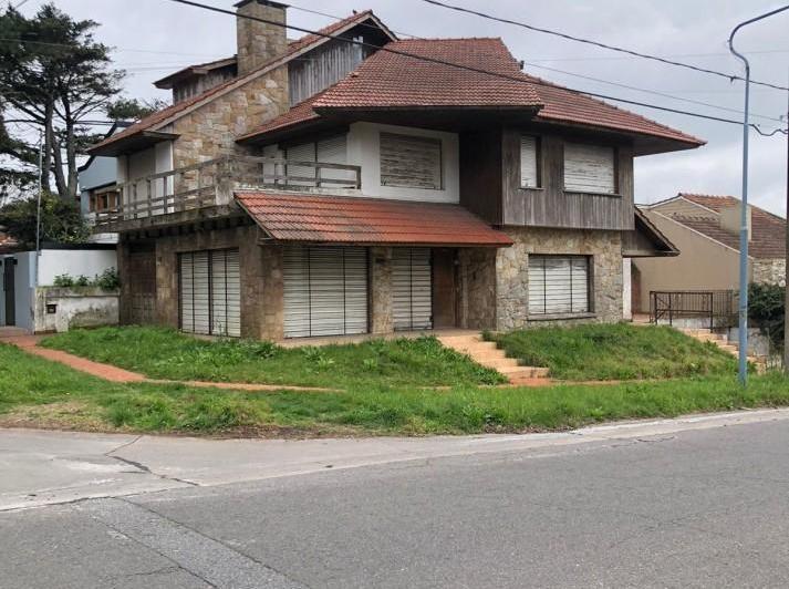 Casa · 330m² · 5 Ambientes · 2 Cocheras