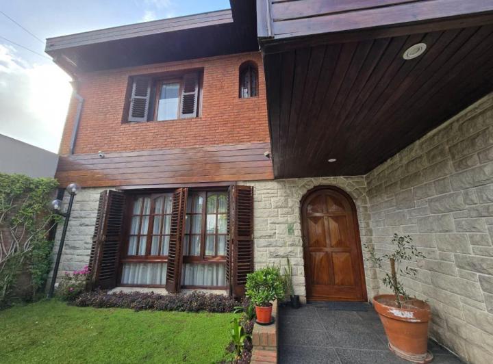 Casa · 248m² · 5 Ambientes · 1 Cochera
