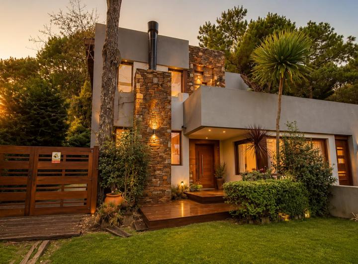 Casa · 350m² · 5 Ambientes · 2 Cocheras