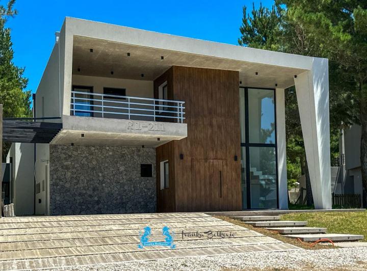 Casa · 217m² · 5 Ambientes · 1 Cochera