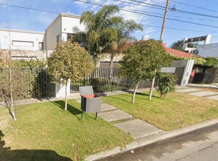 Casa · 347m² · 4 Dormitorios · 2 Cocheras