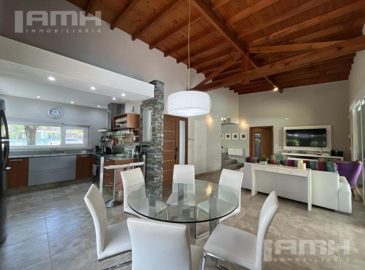 Casa · 190m² · 5 Ambientes · 1 Cochera