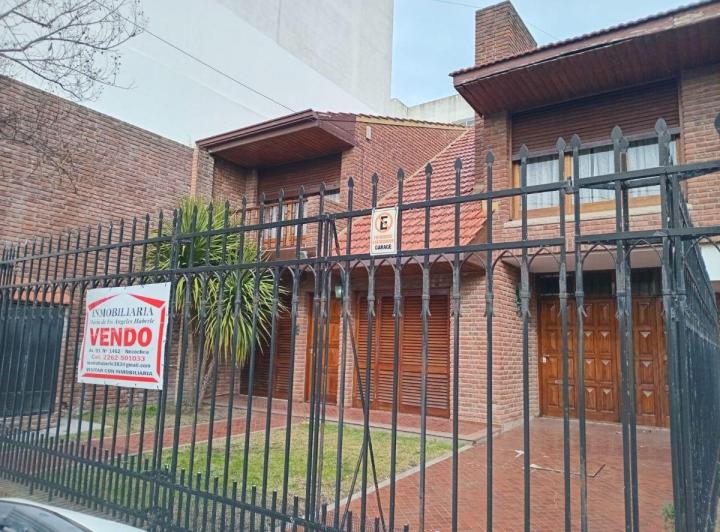 Casa · 240m² · 7 Ambientes · 1 Cochera