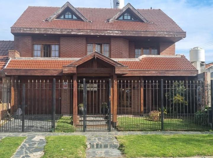 Casa · 160m² · 6 Ambientes · 2 Cocheras