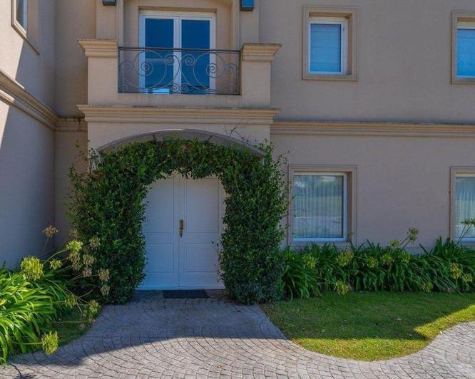 Casa · 230m² · 4 Ambientes · 2 Cocheras