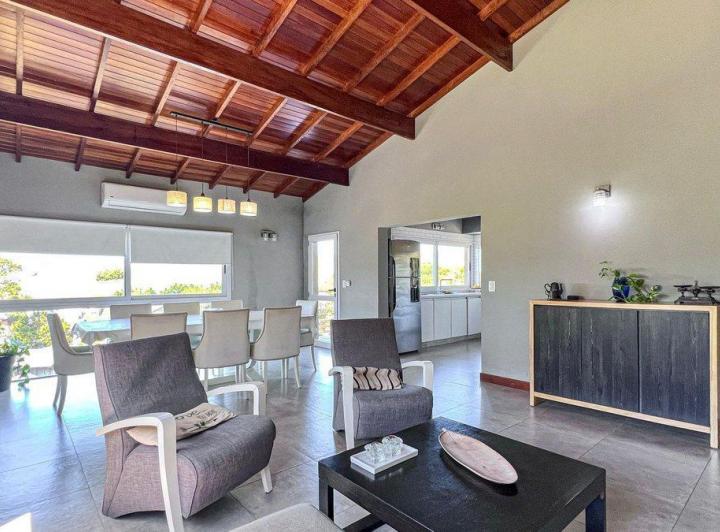 Casa · 231m² · 6 Ambientes · 1 Cochera