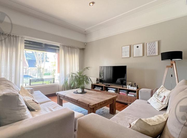 Casa · 230m² · 5 Ambientes · 1 Cochera