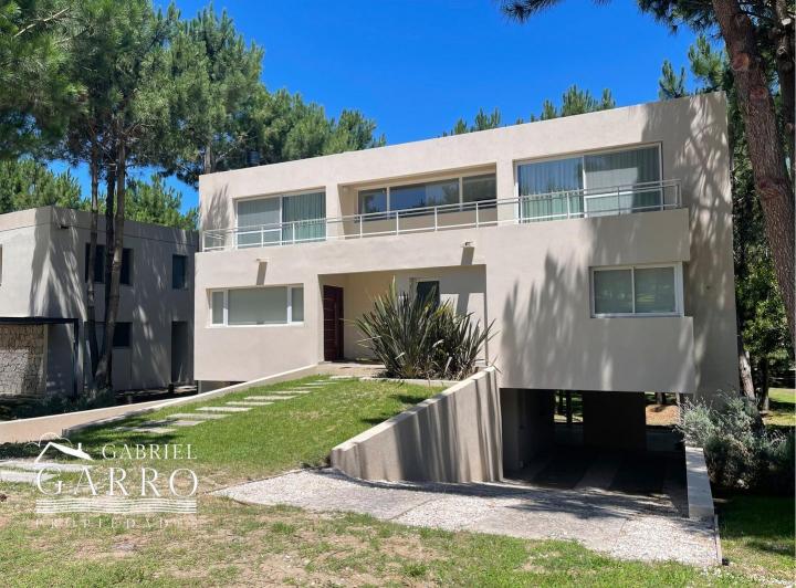 Casa · 189m² · 5 Ambientes · 8 Cocheras