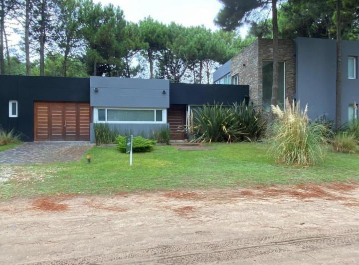Casa · 250m² · 5 Ambientes · 1 Cochera
