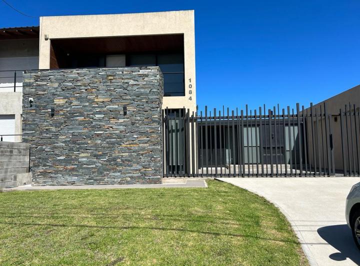 Casa · 250m² · 4 Ambientes · 2 Cocheras