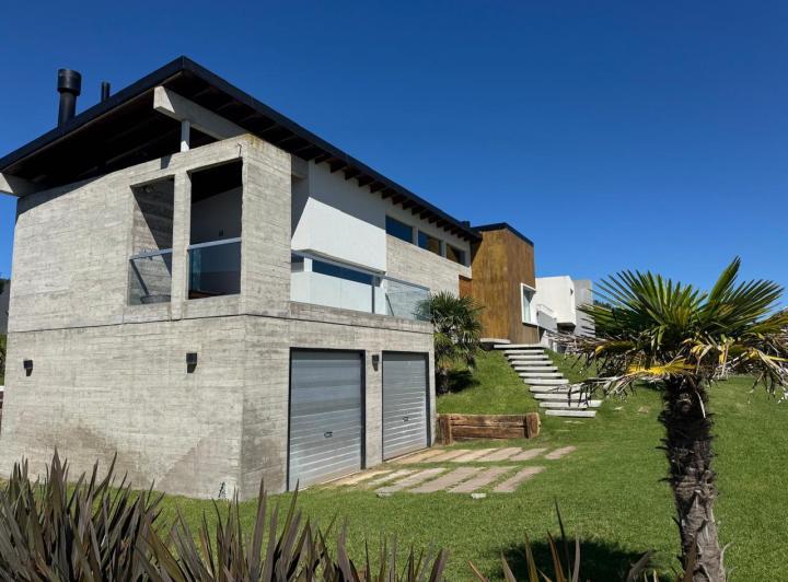 Casa · 250m² · 6 Ambientes · 2 Cocheras