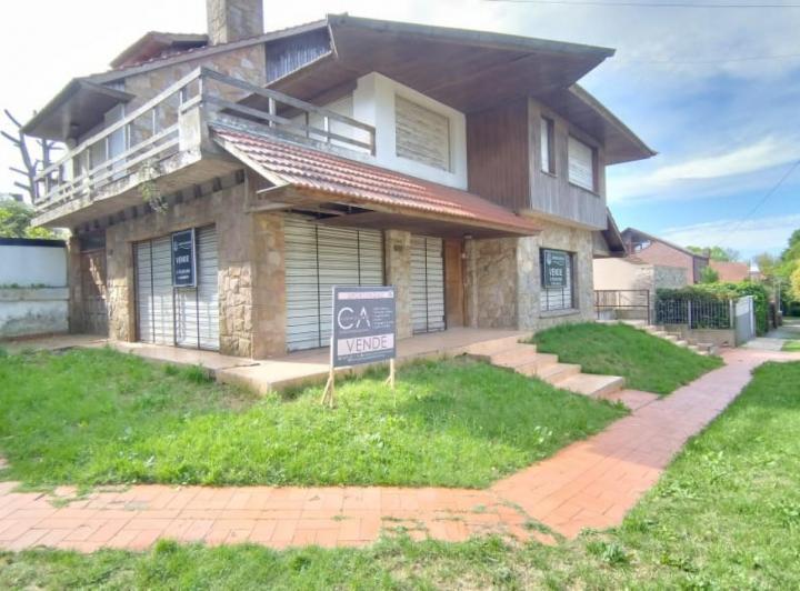Casa · 350m² · 6 Ambientes · 2 Cocheras