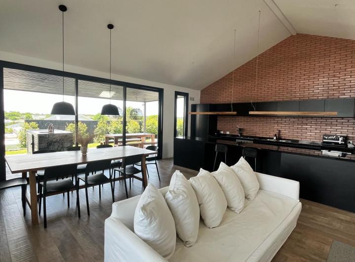 Casa · 280m² · 4 Ambientes · 3 Cocheras