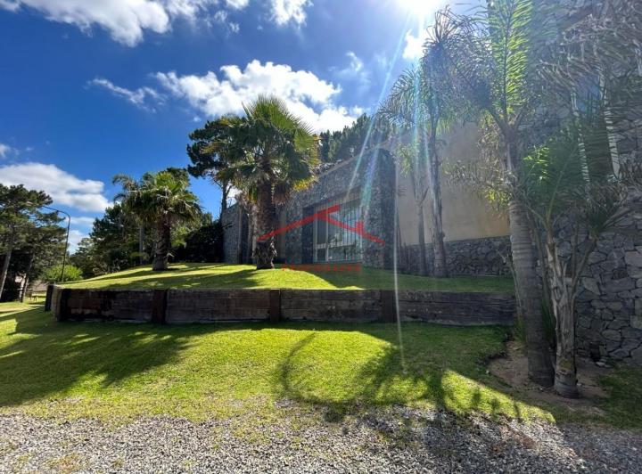 Casa · 550m² · 7 Ambientes · 1 Cochera