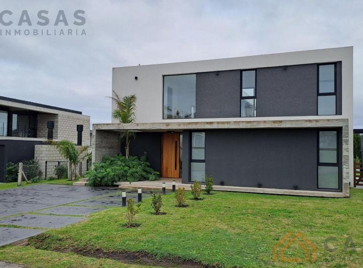 Casa · 290m² · 4 Ambientes · 2 Cocheras
