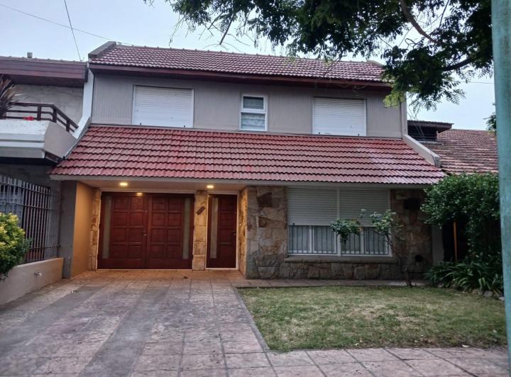 Casa · 200m² · 4 Ambientes · 1 Cochera