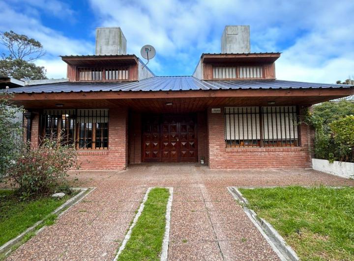 Casa · 180m² · 6 Ambientes · 4 Cocheras