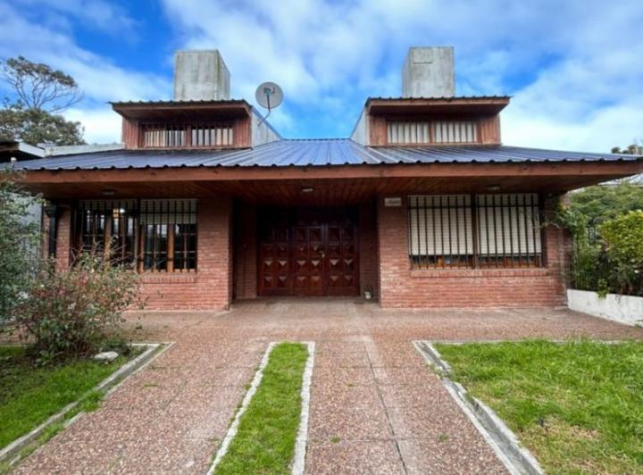 Casa · 180m² · 6 Ambientes