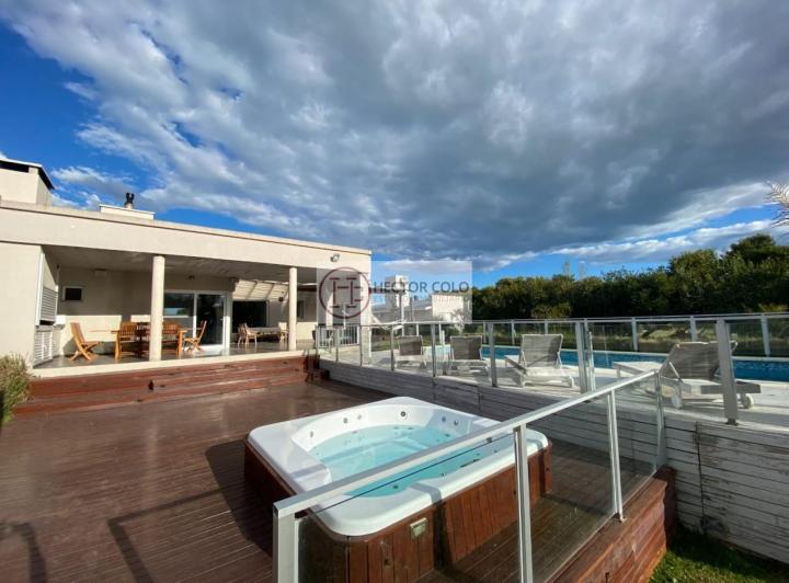 Casa · 300m² · 6 Ambientes · 1 Cochera