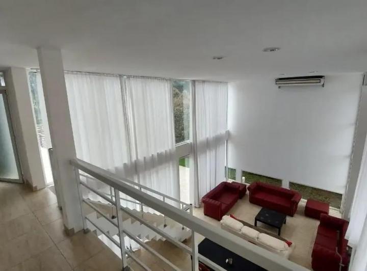Casa · 342m² · 4 Ambientes · 12 Cocheras