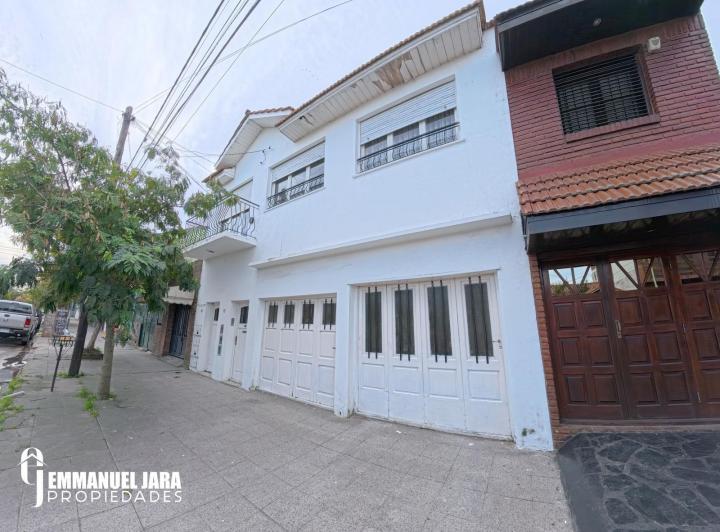 Casa · 243m² · 5 Dormitorios · 2 Cocheras