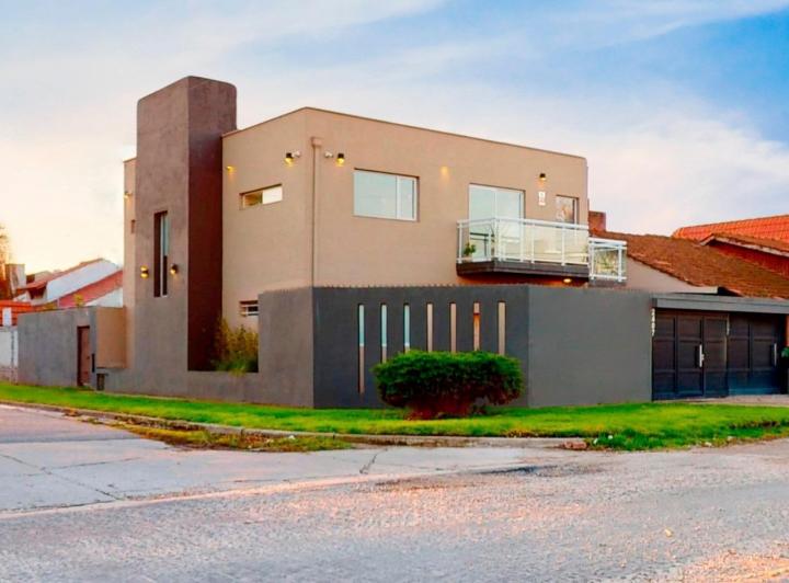 Casa · 227m² · 4 Ambientes · 2 Cocheras