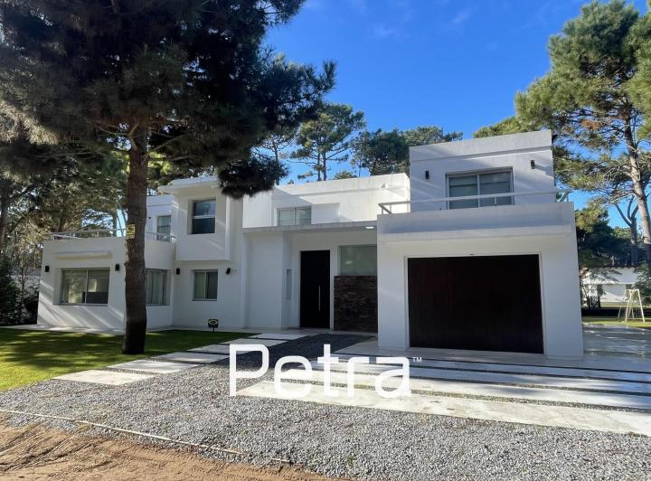 Casa · 2000m² · 6 Ambientes · 4 Cocheras