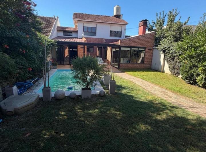 Casa · 243m² · 5 Ambientes · 1 Cochera