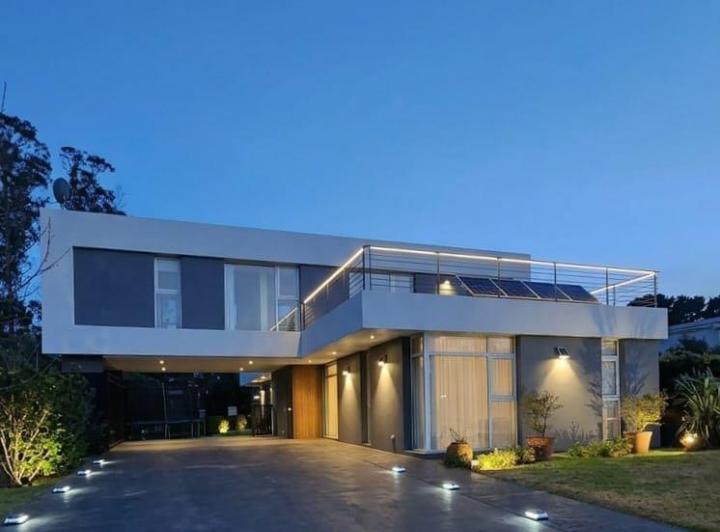 Casa · 235m² · 3 Dormitorios · 2 Cocheras