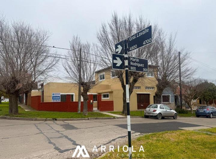 Casa · 155m² · 6 Ambientes · 3 Cocheras