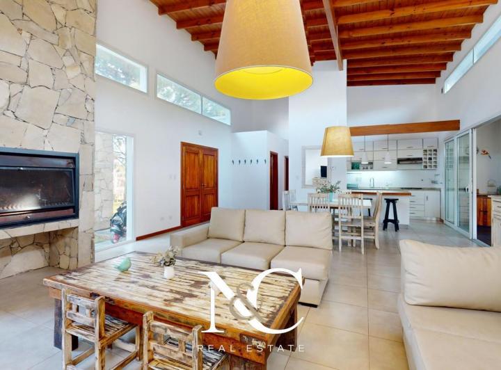 Casa · 230m² · 5 Ambientes · 1 Cochera