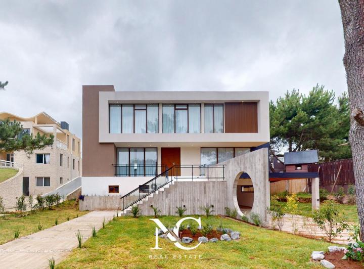 Casa · 550m² · 7 Ambientes · 4 Cocheras