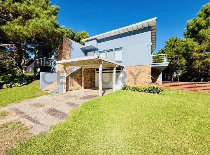 Casa · 320m² · 5 Ambientes · 1 Cochera
