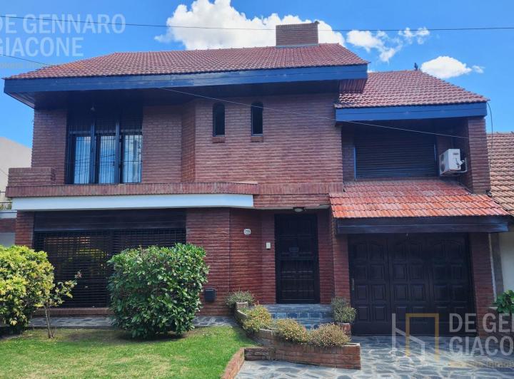 Casa · 250m² · 5 Ambientes · 2 Cocheras