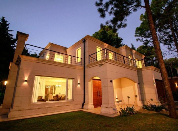 Casa · 220m² · 5 Ambientes · 1 Cochera