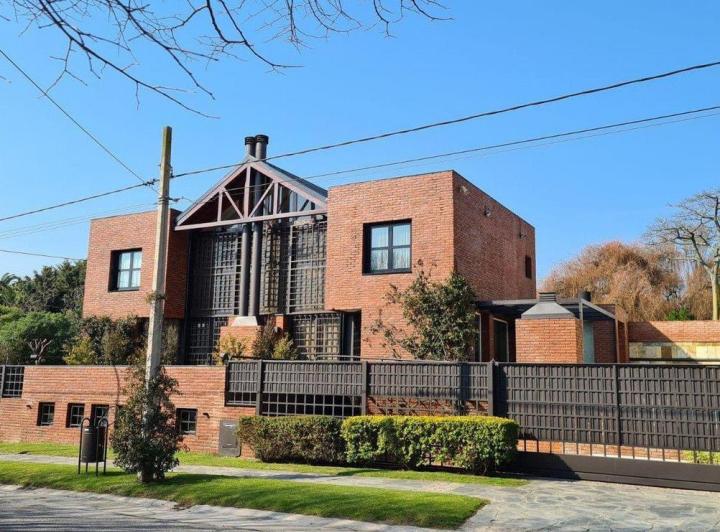 Casa · 340m² · 8 Ambientes · 4 Cocheras