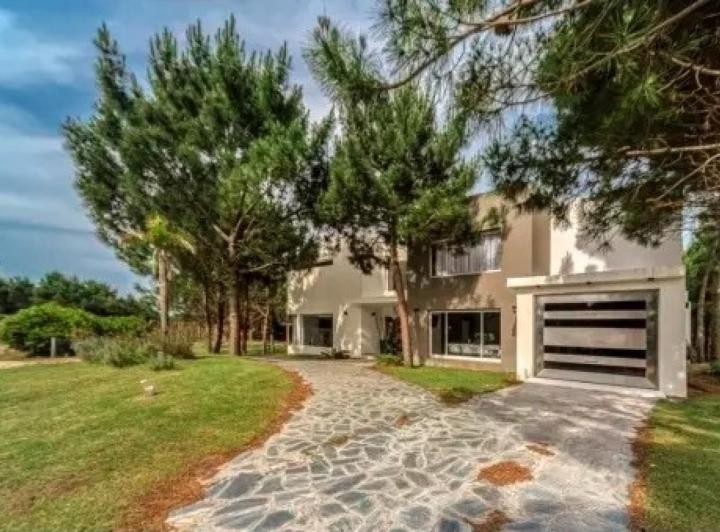 Casa · 213m² · 6 Ambientes · 2 Cocheras