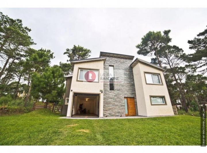 Casa · 300m² · 4 Dormitorios · 2 Cocheras