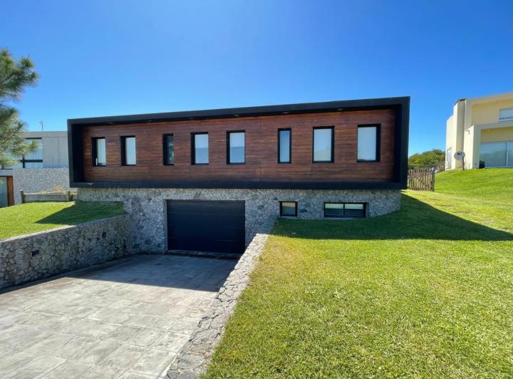Casa · 205m² · 6 Ambientes · 1 Cochera