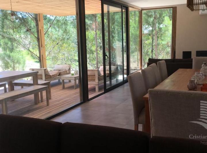 Casa · 310m² · 5 Ambientes · 1 Cochera