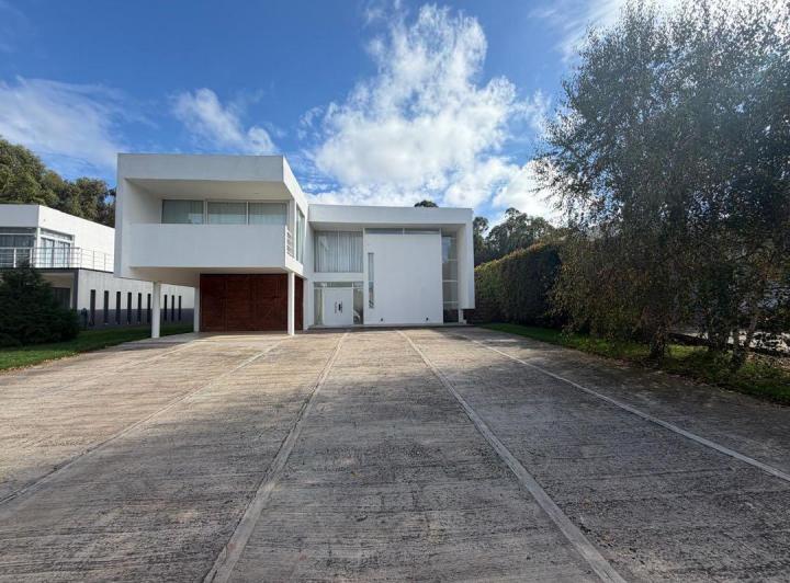 Casa · 342m² · 3 Dormitorios