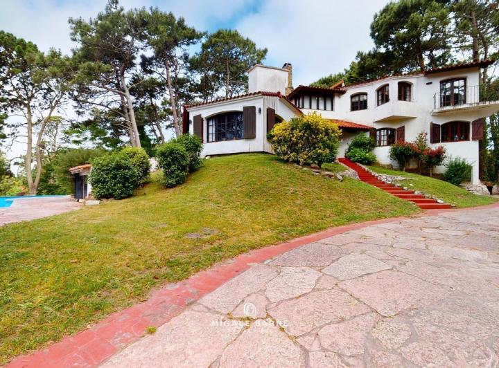 Casa · 670m² · 6 Ambientes · 2 Cocheras
