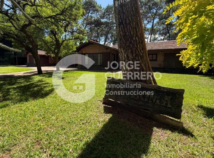 Casa · 300m² · 6 Dormitorios