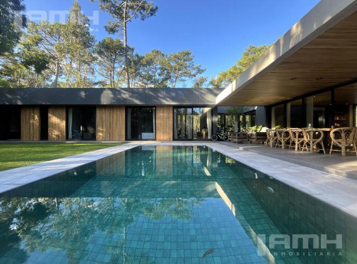 Casa · 300m² · 4 Ambientes · 1 Cochera